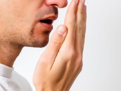 رفع بوی بدن دهان تنها با مسواک؟ بررسی کامل این ادعا