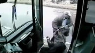 راننده اتوبوس عصبانی تنها مسافرش را با کتک از اتوبوس بیرون انداخت + فیلم