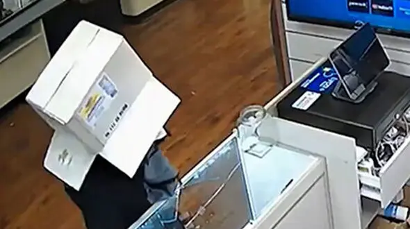ببینید / دزدی عجیب آیفون با پوشش مقوایی! + فیلم عجیب