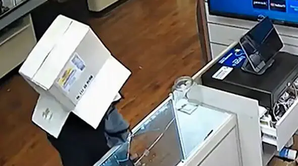 ببینید / دزدی عجیب آیفون با پوشش مقوایی! + فیلم عجیب
