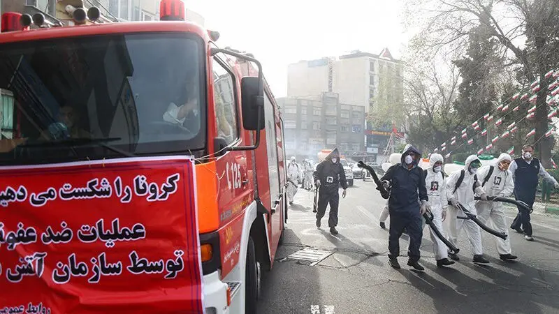 حضور ۵۰ آتش‌نشان برای ضدعفونی کردن معابر با استفاده از دستگاه 