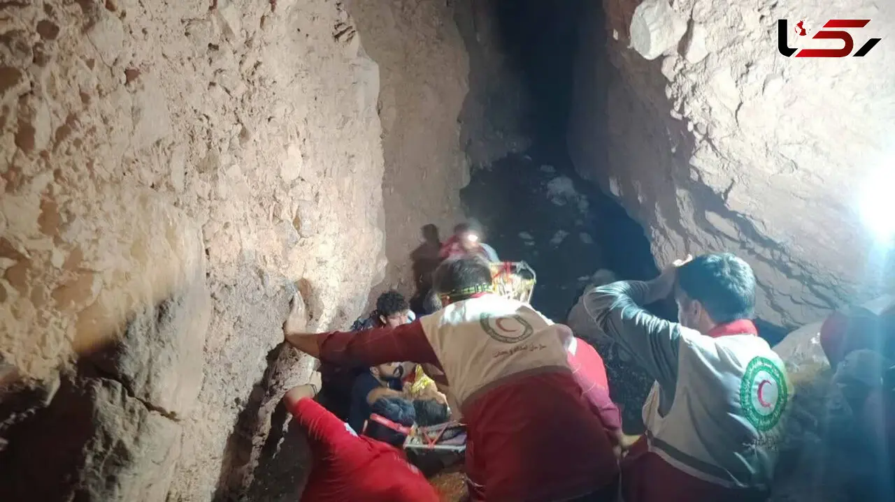 نجات پدر و دختر از ارتفاعات روستای غار نیشابور