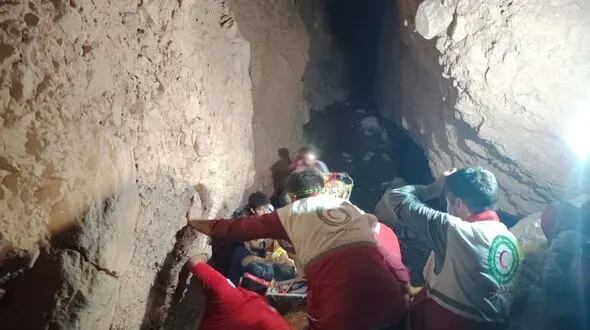 نجات پدر و دختر از ارتفاعات روستای غار نیشابور