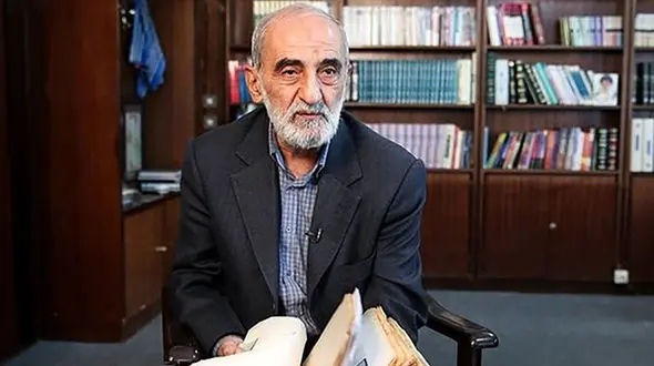 شریعتمداری : مکانیسم ماشه کاغذپاره است/ با تفنگ بی‌فشنگ ما را تهدید نکنید!