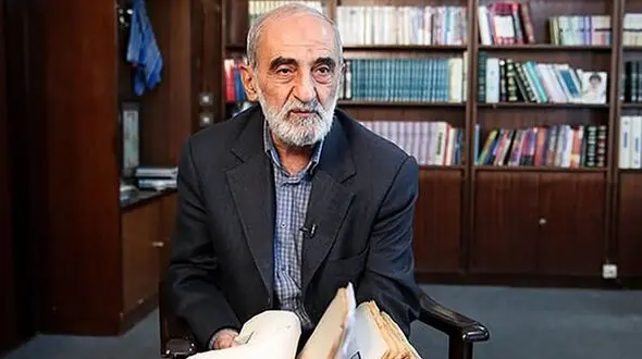 شریعتمداری : مکانیسم ماشه کاغذپاره است/ با تفنگ بی‌فشنگ ما را تهدید نکنید!