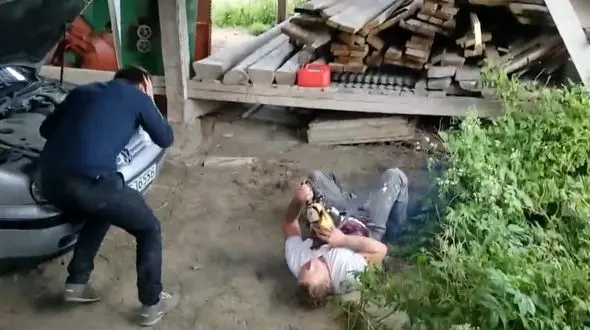 شوخی هولناک با اره برقی! + فیلم