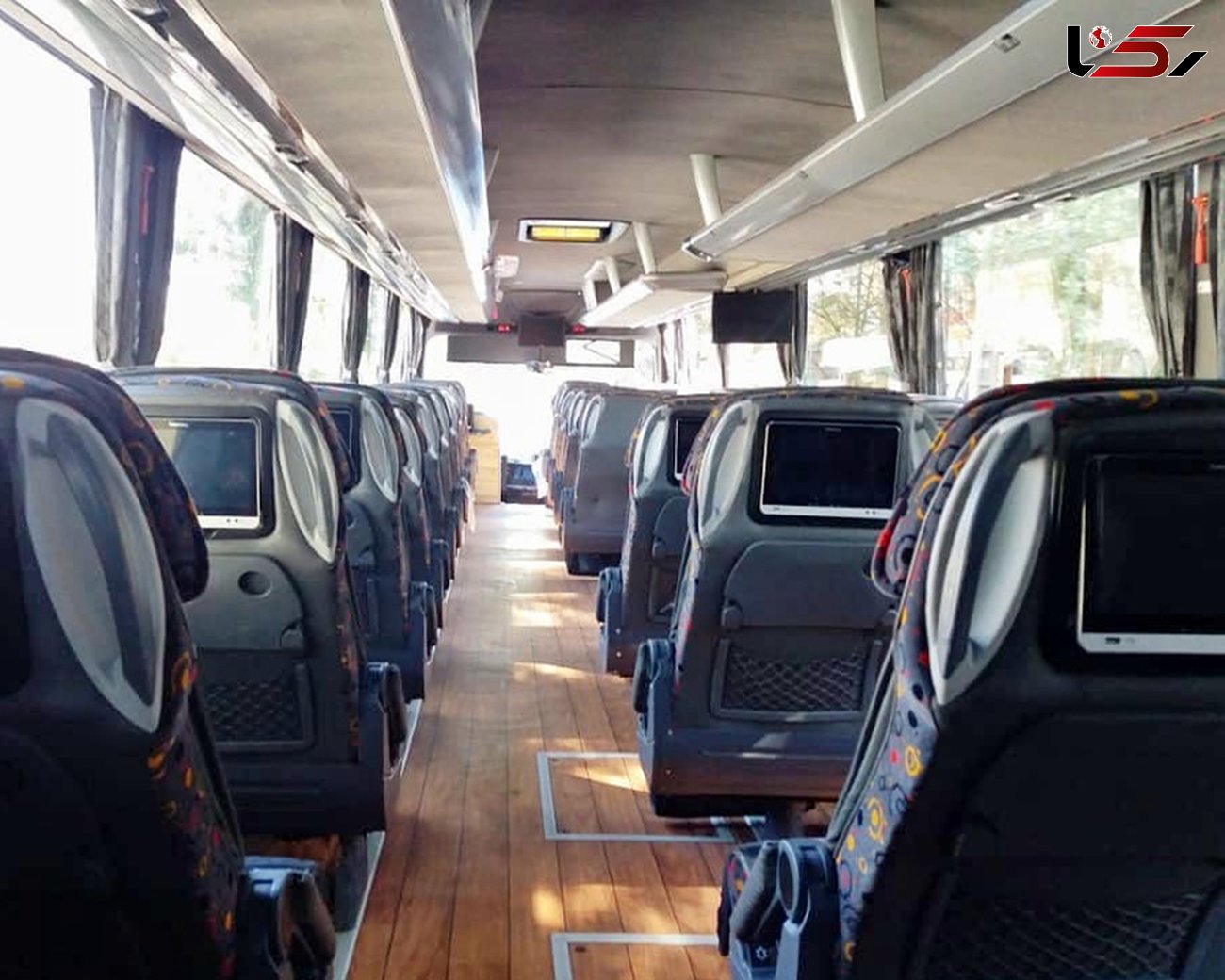 ببینید | کج شدن عجیب اتوبوس واحد به دلیل سوار کردن بیش از حد مسافر در تهران + فیلم