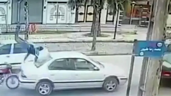 تصادف عجیب موتور سوار با سمند در لاهیجان ! + فیلم