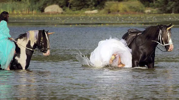 عروس روز جشن ازدواج اش موش آب کشیده شد! / حادثه عجیب در مراسم جشن