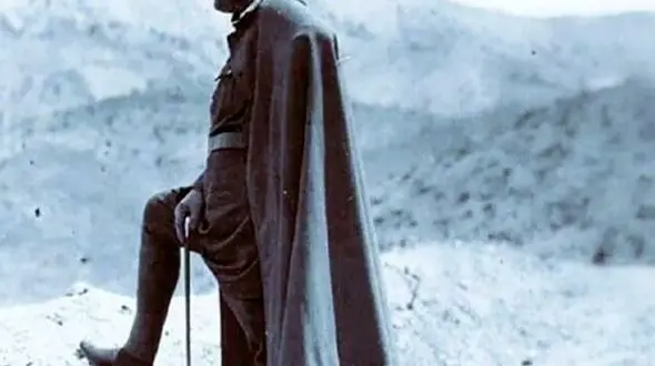 رضاشاه در حال بازدید از چشمه نفت کرمانشاه + عکس