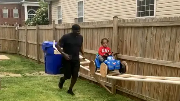 ترن هوایی جالبی که پدربزرگ باذوق برای نوه‌اش ساخت!