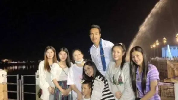 این 8 عروس زیبای چشم بادامی همزمان زن یک مرد جوان هستند + عکس هایی که جهانی شدند