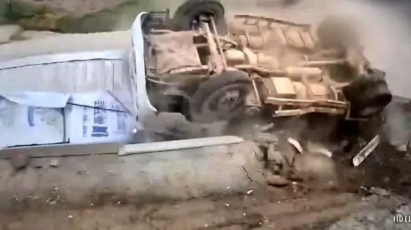 فیلم واژگون شدن کامیون سیمان ببینید / راننده واقعا ناشی بود