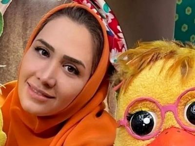 پاریس گردی سارا روستاپور مجری تلویزیون به همراه با دخترش کنار برج ایفل! / خانم مجری در پاریس متفاوت با تلویزیون!