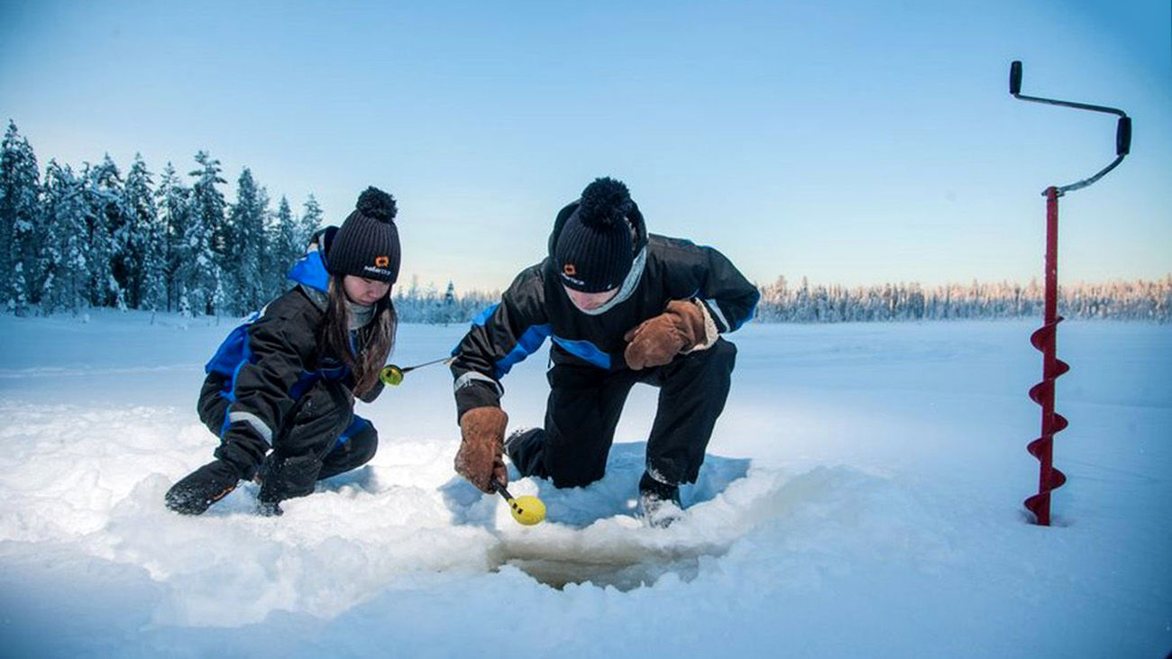 Пользоваться рыбалкой. Ice Fishing. Семья на зимней рыбалке. Winter Ice Fishing. Зимняя рыбалка баннер.