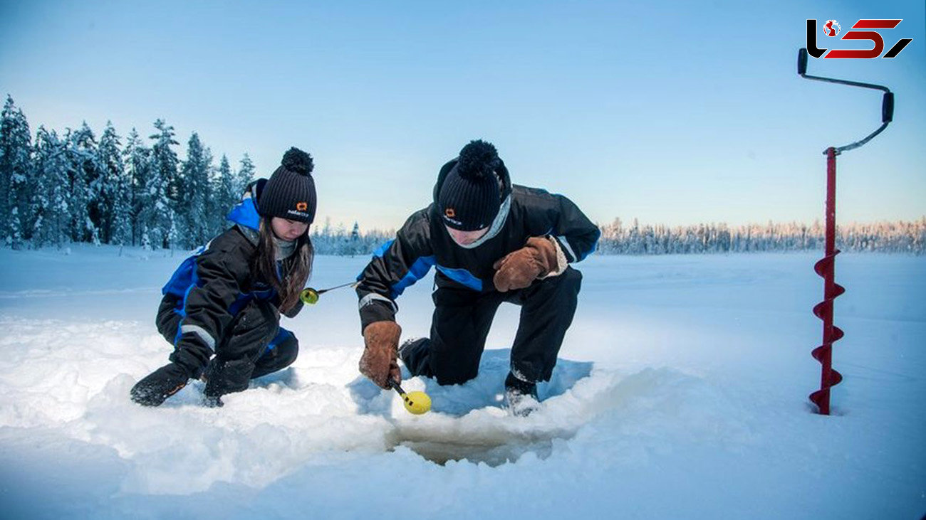 فیلم/ لحظه تماشایی صید یک ماهی بزرگ از زیر دریاچه یخ زده!
