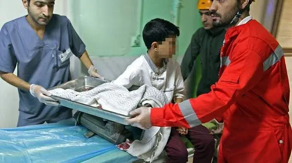 کودک کار در رستوران معروف دچار حادثه وحشتناکی شد+عکس