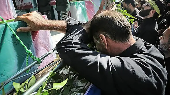 انتقال شهدای شناور کنارک به پزشک قانونی تهران