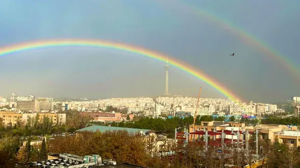 تصاویری زیبا از لحظات پدیدار شدن رنگین کمان زیبا در آسمان تهران پس از باران عصرگاهی دیروز