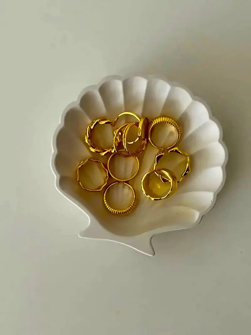 687