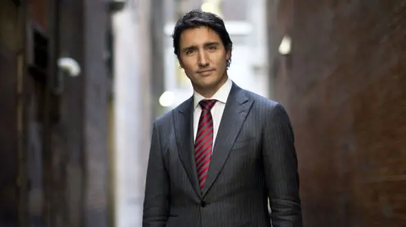 سلفی گرفتن نخست وزیر کانادا بدون محافظ با مردم! +فیلم دیدنی 