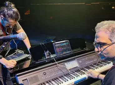 تصاویری از پشت صحنه آماده سازی کنسرت علیرضا قربانی در دبی