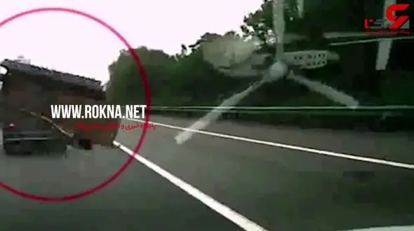 حادثه‌ای دلخراش که بر اثر سقوط آهن کامیون در اتوبان رقم خورد +فیلم
