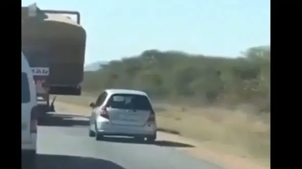 ببینید / عاقبت وحشتناک سبقت گرفتن از سمت راست کامیون + فیلم