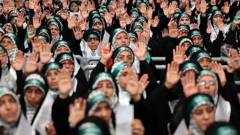 رهبر انقلاب در دیدار هزاران نفر از قشرهای مختلف بسیجی 