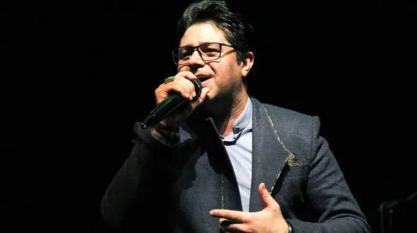 خواننده معروف برای تلویزیون می خواند