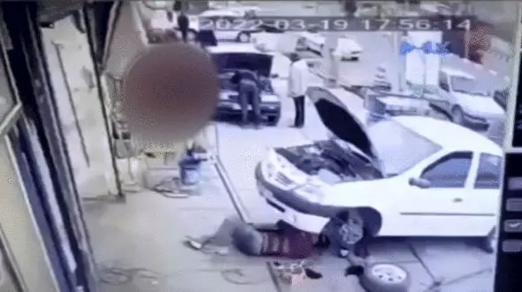 فیلم دیدنی از معجزه زنده ماند مرد تعمیرکار در زیر خودروی ال نود در میانه