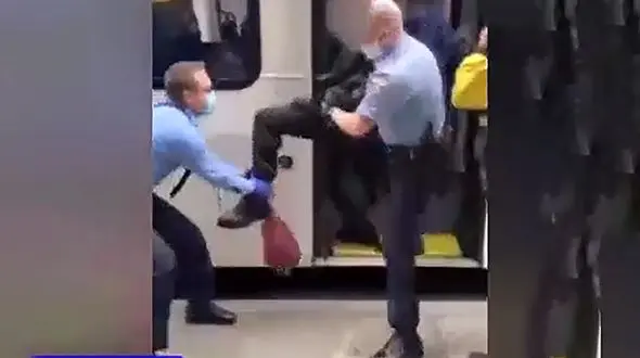 برخورد تند پلیس با یک شهروند بدون ماسک و دستکش + فیلم