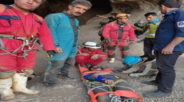 عکس جوان بنابی از چاه غار هامپوئیل مراغه