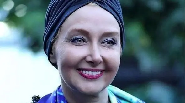 سفر در زمان/ 1380؛ سفر شلوغ پلوغ کتایون ریاحی با برادرش در رستوران کنار آبی