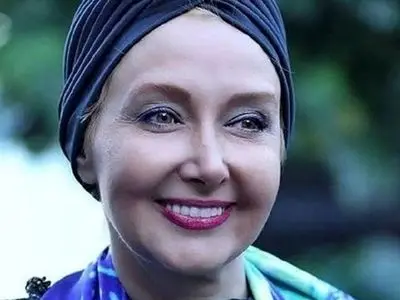 سفر در زمان/ 1380؛ سفر شلوغ پلوغ کتایون ریاحی با برادرش در رستوران کنار آبی