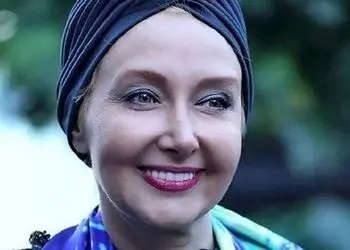 سفر در زمان/ 1380؛ سفر شلوغ پلوغ کتایون ریاحی با برادرش در رستوران کنار آبی