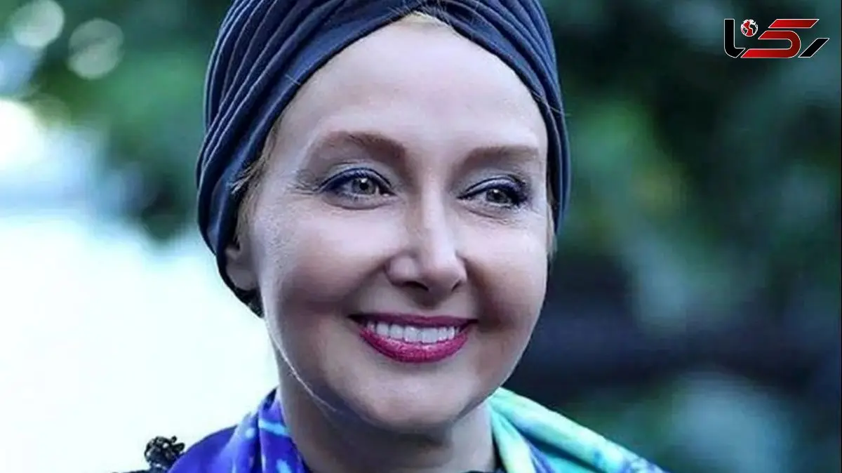 سفر در زمان/ 1380؛ سفر شلوغ پلوغ کتایون ریاحی با برادرش در رستوران کنار آبی