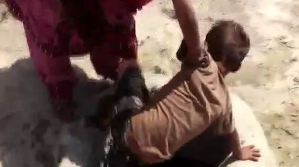 مادرانی که کودکان خود را برای به دست آوردن آب به قنات می اندازد  + فیلم