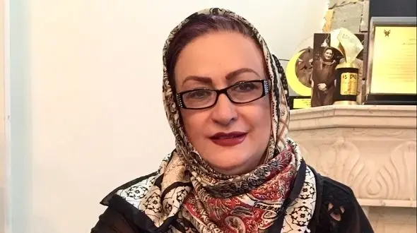 نگاهی به استایل رسمی و مهمانی مریم امیرجلالی با رنگ سفید و روسری گُل گُلی/ چه بهش اومده+عکس