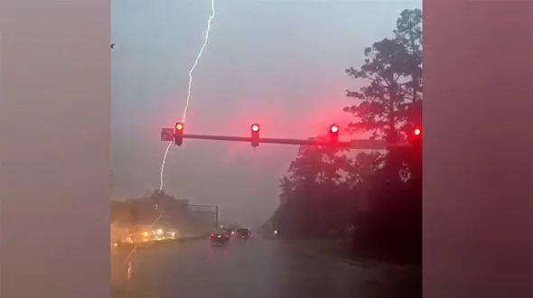 ببینید / لحظه هولناک برخورد صاعقه به منبع برق در ماندول لس آنجلس آمریکا / او اوج وحشت زیباست!