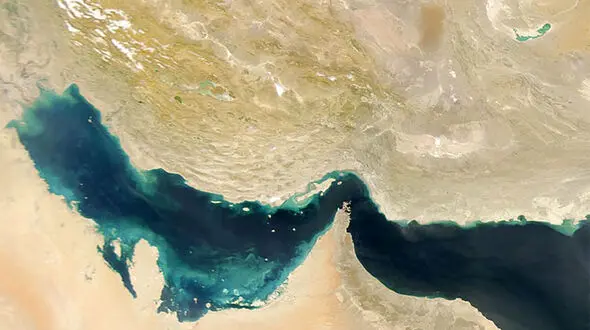 رئیس سازمان محیط زیست: شیرین کردن آب خلیج فارس و دریای عمان، بهترین راهکار برای تامین منابع آب پایدار در برخی مناطق است