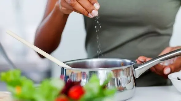 عامل پوکی استخوان این غذاهاست/غذای شور دشمن سلامتی است