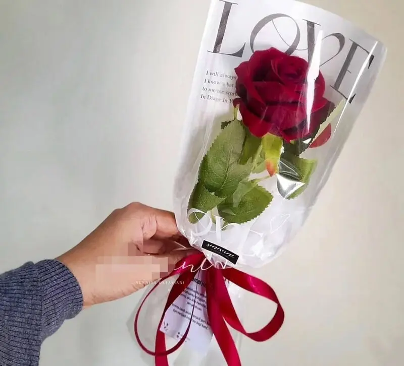 تزیین گل رز با کاغذ کادو