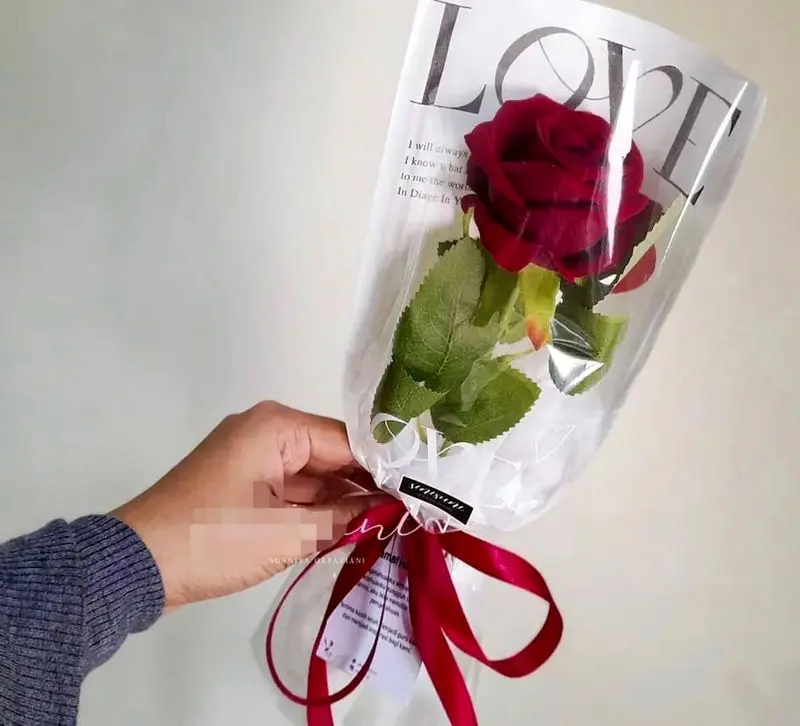 تزیین گل رز با کاغذ کادو