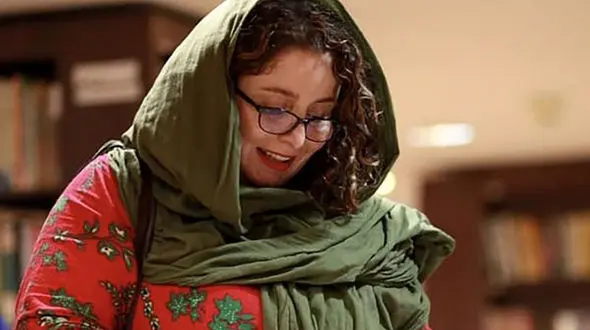  ژاله صامتی در یک‌ کتابخانه + عکس 