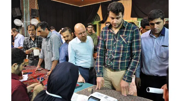 علی ضیاء در کاشان رأی خود را به صندوق انداخت