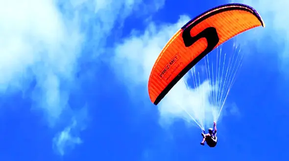 فیلم لحظه برخورد هولناک پاراگلایدرسوار با کابل برق فشار قوی / در لار رخ داد