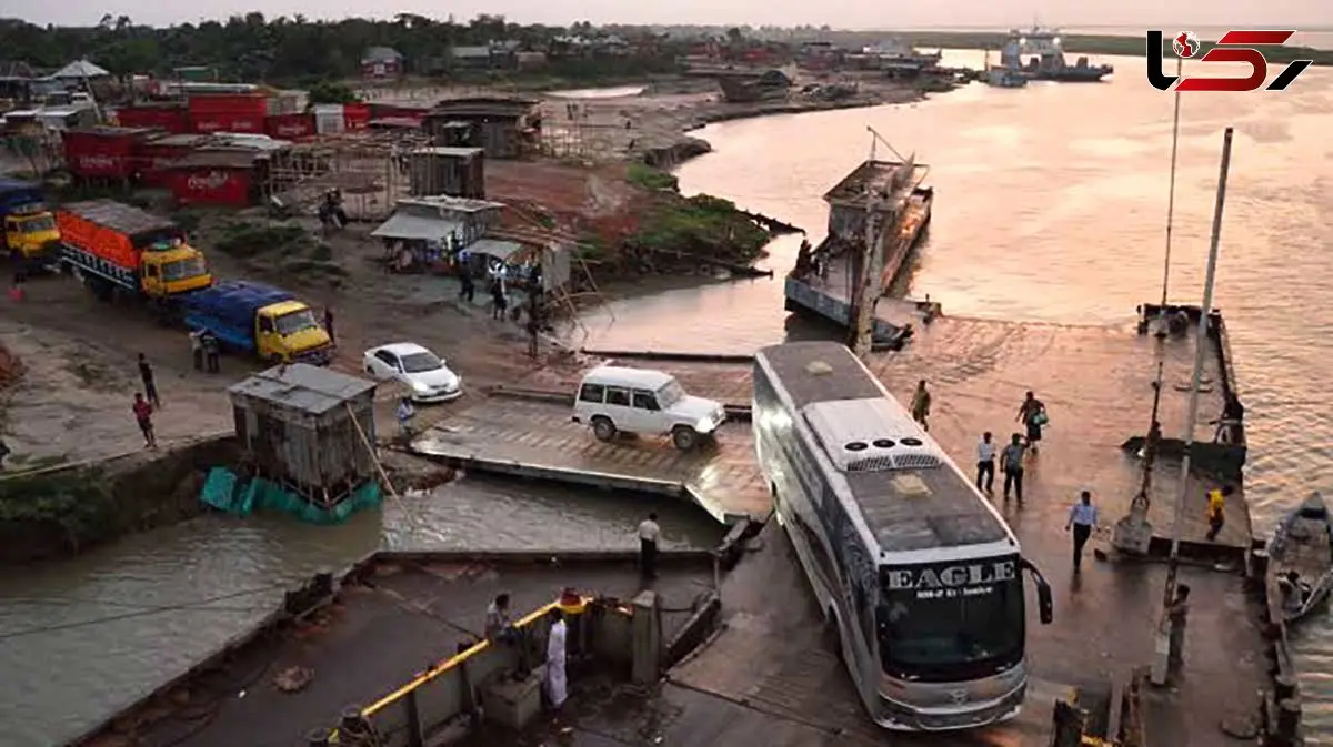 فیلم لحظه سقوط اتوبوس به رودخانه پادما در بنگلادش / ۱۸ کشته