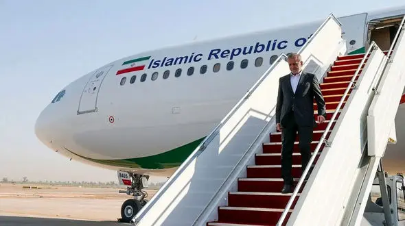 مسعود پزشکیان یا قیصر؟ مقایسه بالا رفتن پزشکیان و زمین خوردن بایدن از پله های هواپیما