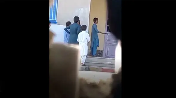 فیلم تنبیه دسته جمعی دانش آموزان بلوچ توسط مدیر مدرسه / آموزش و پرورش واکنش نشان داد